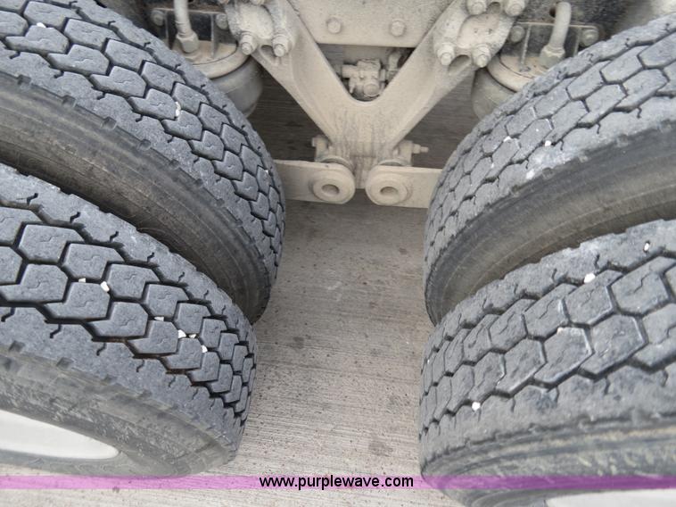 image for item B2491 2000 Kenworth T800 semi truck