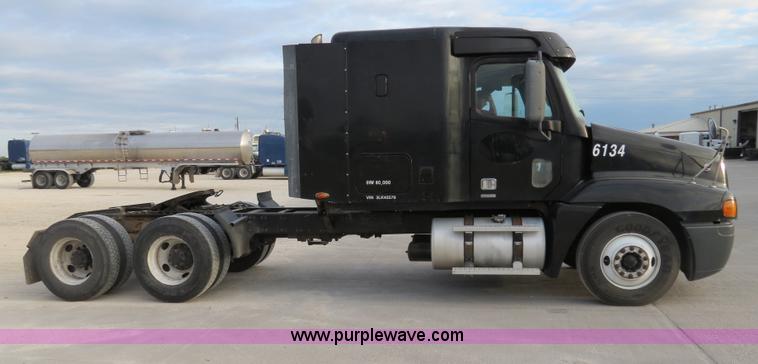 image for item B2492 2003 Freightliner C120 semi truck