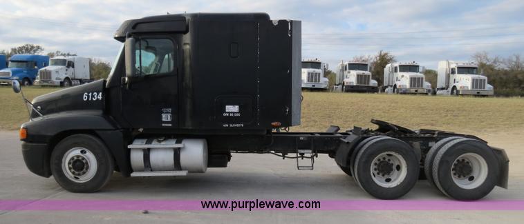 image for item B2492 2003 Freightliner C120 semi truck