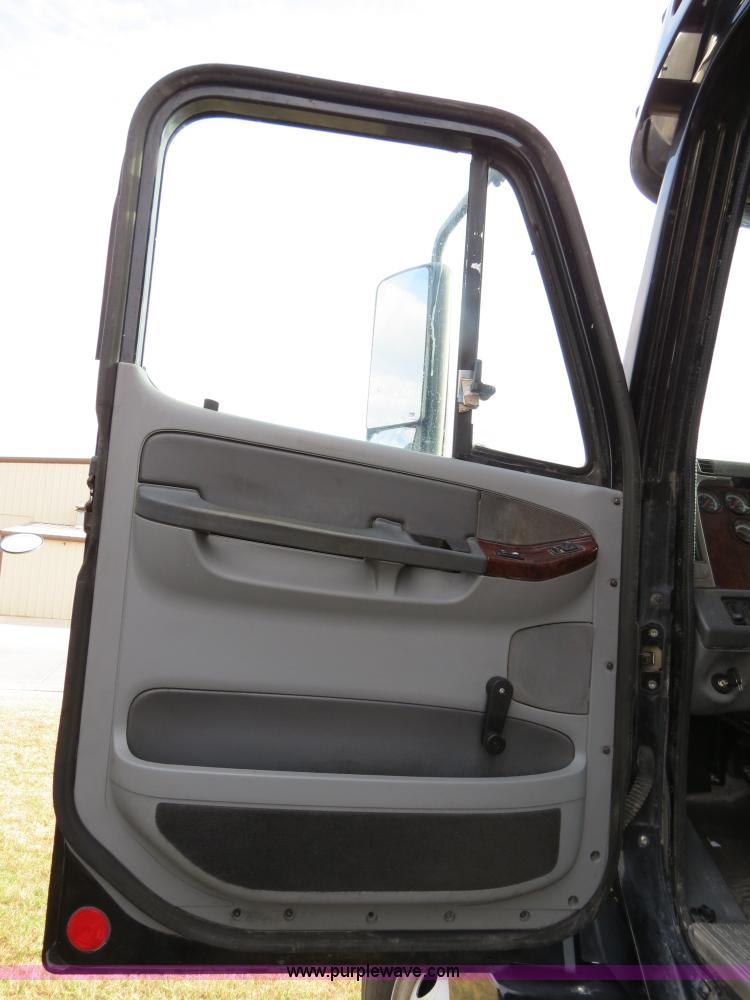 image for item B2492 2003 Freightliner C120 semi truck