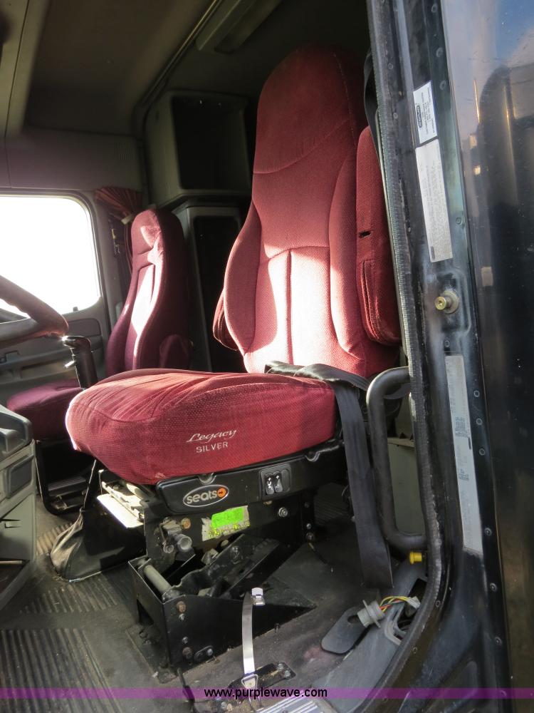 image for item B2492 2003 Freightliner C120 semi truck