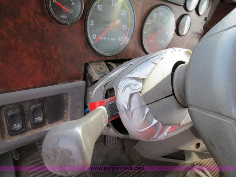 image for item B2492 2003 Freightliner C120 semi truck