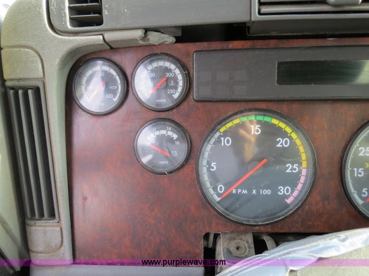 image for item B2492 2003 Freightliner C120 semi truck