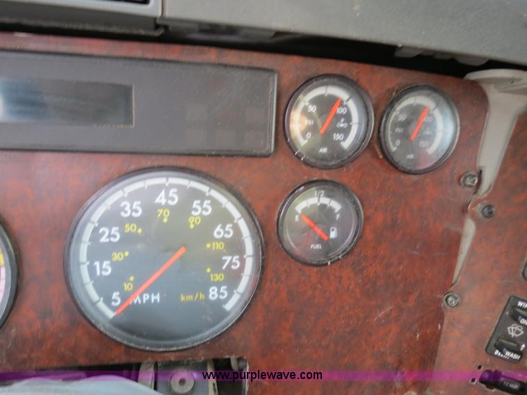 image for item B2492 2003 Freightliner C120 semi truck