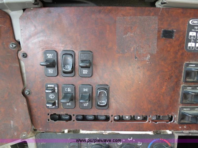 image for item B2492 2003 Freightliner C120 semi truck