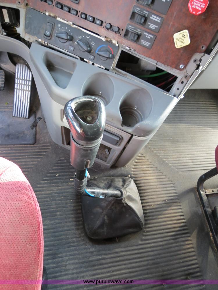 image for item B2492 2003 Freightliner C120 semi truck