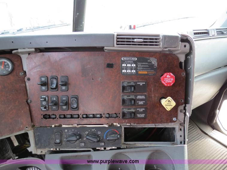 image for item B2492 2003 Freightliner C120 semi truck