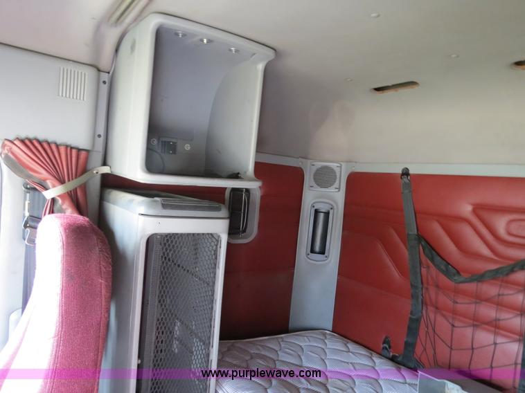 image for item B2492 2003 Freightliner C120 semi truck