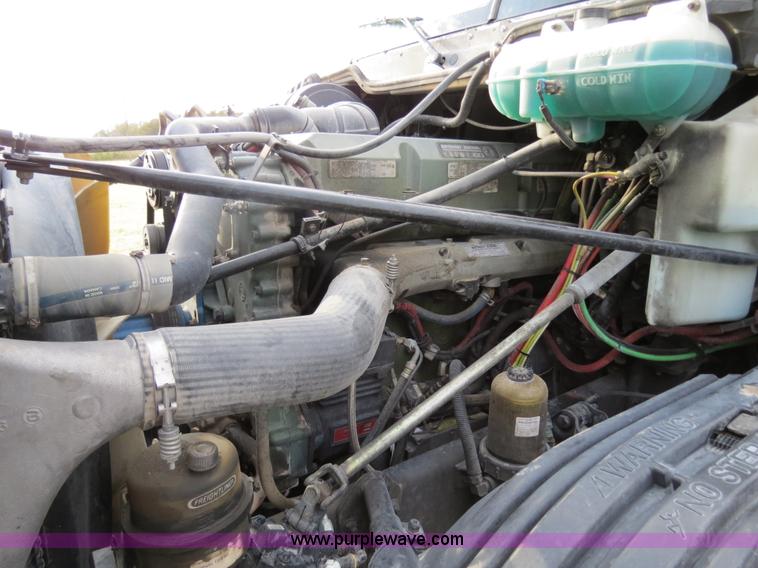 image for item B2492 2003 Freightliner C120 semi truck