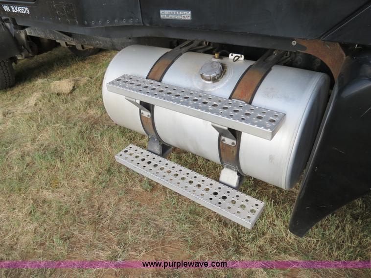 image for item B2492 2003 Freightliner C120 semi truck