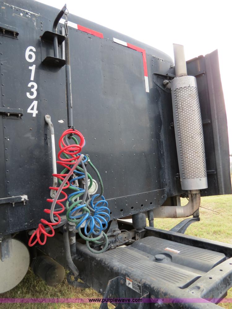 image for item B2492 2003 Freightliner C120 semi truck