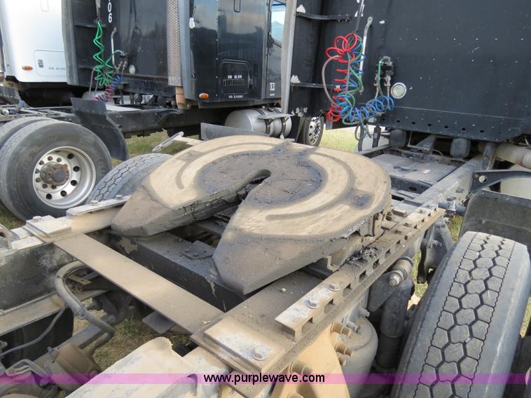 image for item B2492 2003 Freightliner C120 semi truck