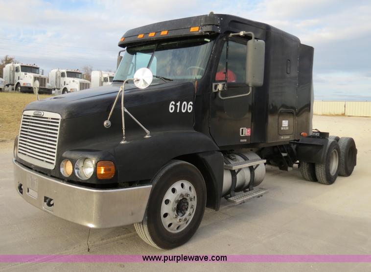 image for item B2493 2003 Freightliner C120 semi truck