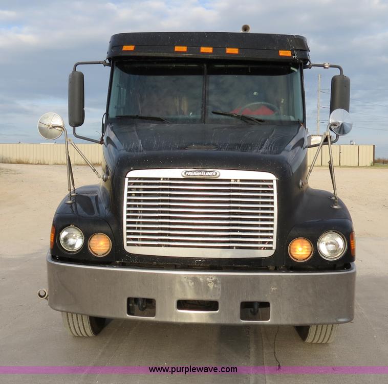 image for item B2493 2003 Freightliner C120 semi truck