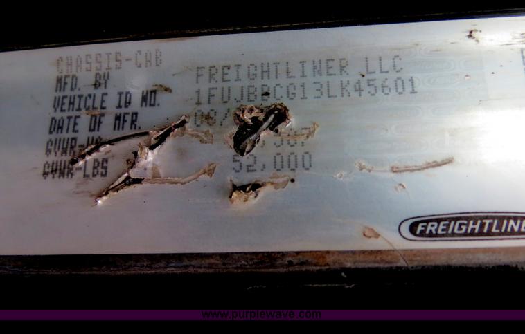 image for item B2493 2003 Freightliner C120 semi truck