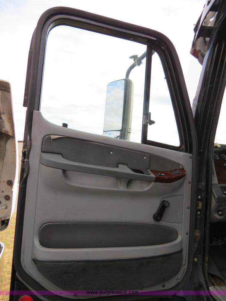 image for item B2493 2003 Freightliner C120 semi truck