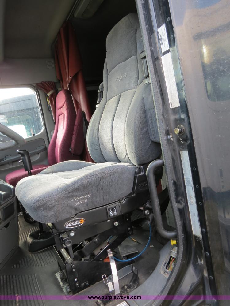 image for item B2493 2003 Freightliner C120 semi truck