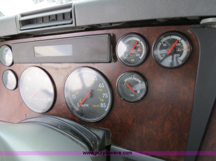 image for item B2493 2003 Freightliner C120 semi truck