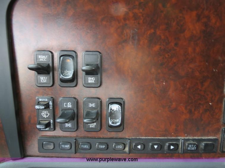 image for item B2493 2003 Freightliner C120 semi truck