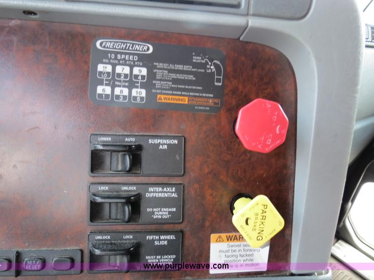 image for item B2493 2003 Freightliner C120 semi truck