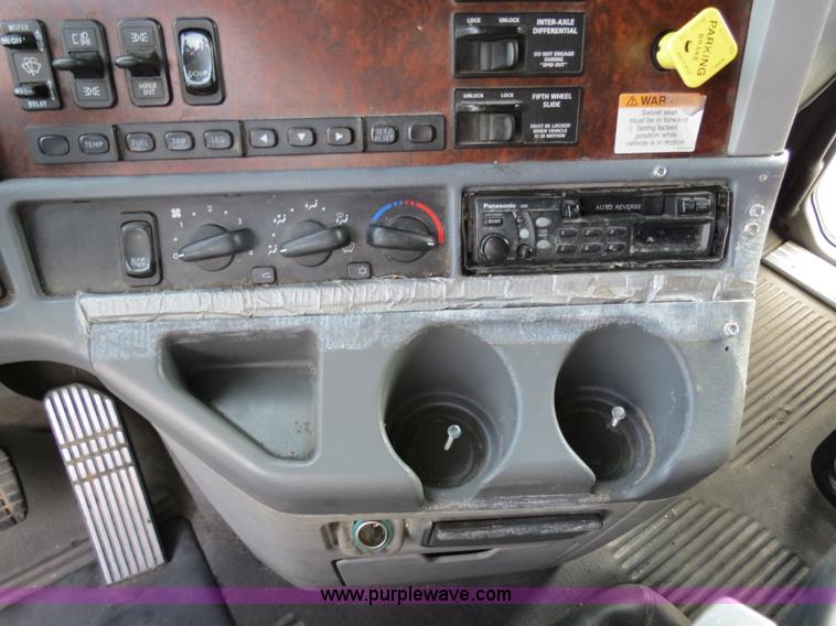 image for item B2493 2003 Freightliner C120 semi truck