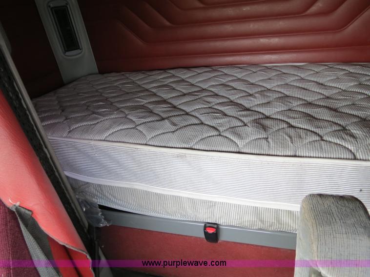 image for item B2493 2003 Freightliner C120 semi truck