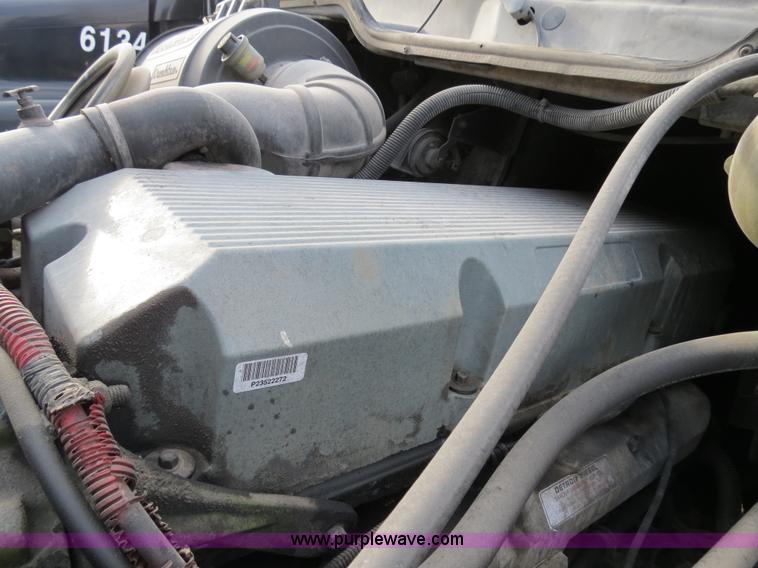 image for item B2493 2003 Freightliner C120 semi truck