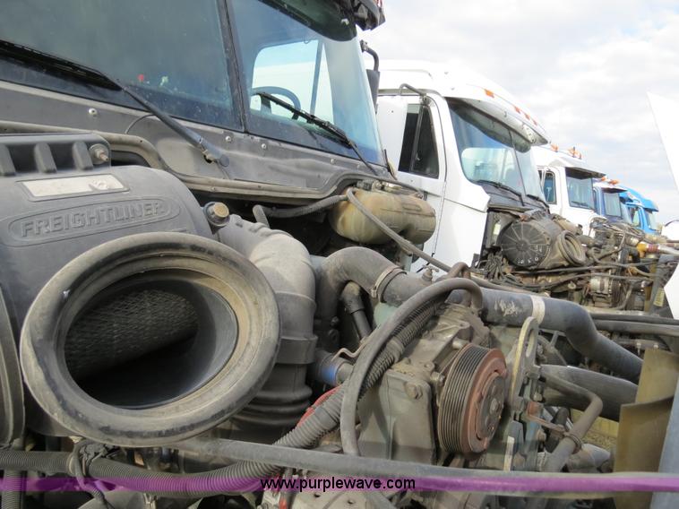 image for item B2493 2003 Freightliner C120 semi truck