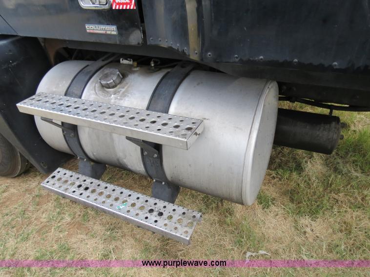 image for item B2493 2003 Freightliner C120 semi truck