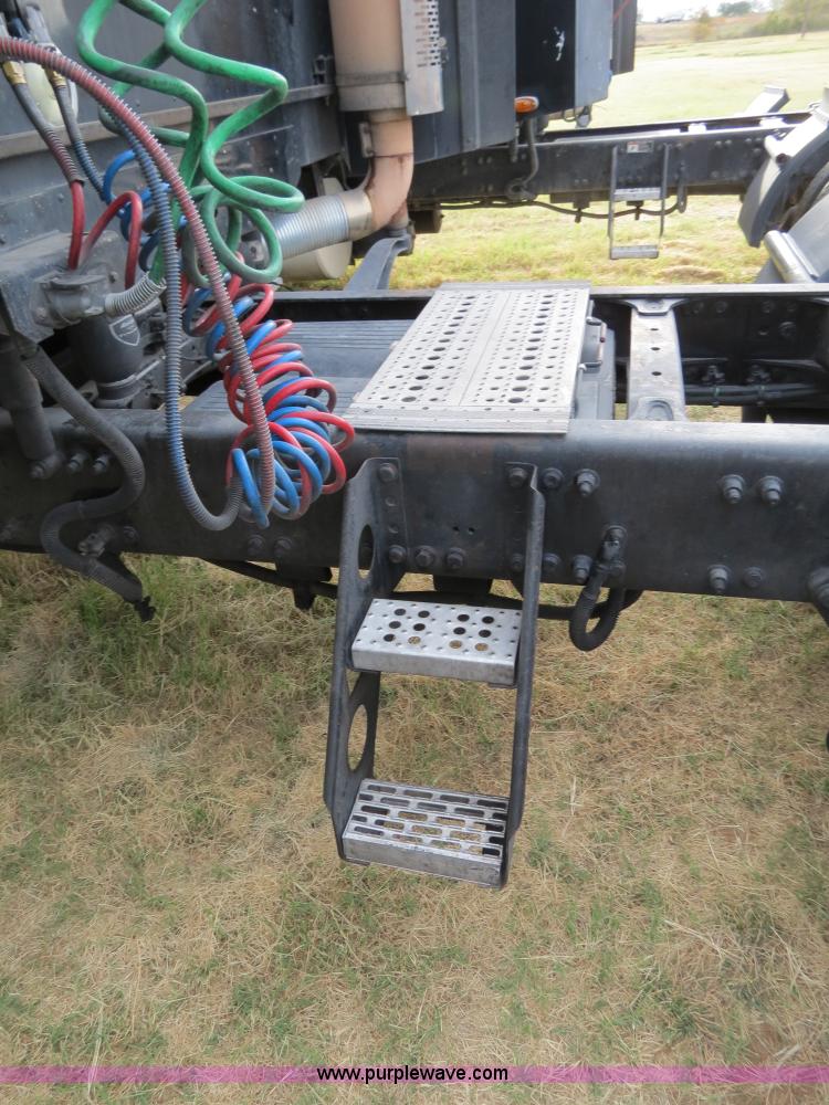 image for item B2493 2003 Freightliner C120 semi truck