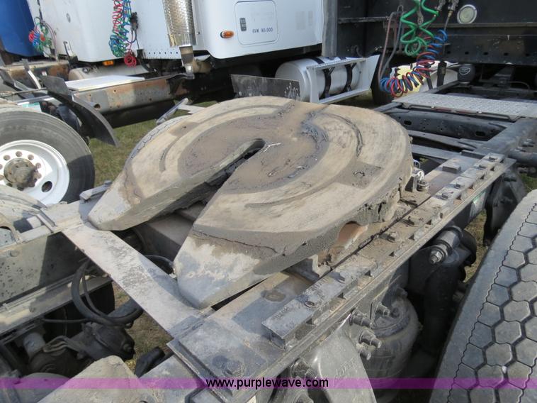 image for item B2493 2003 Freightliner C120 semi truck