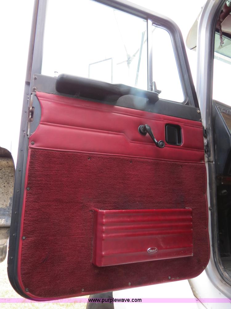 image for item B2495 1999 Peterbilt 377 semi truck