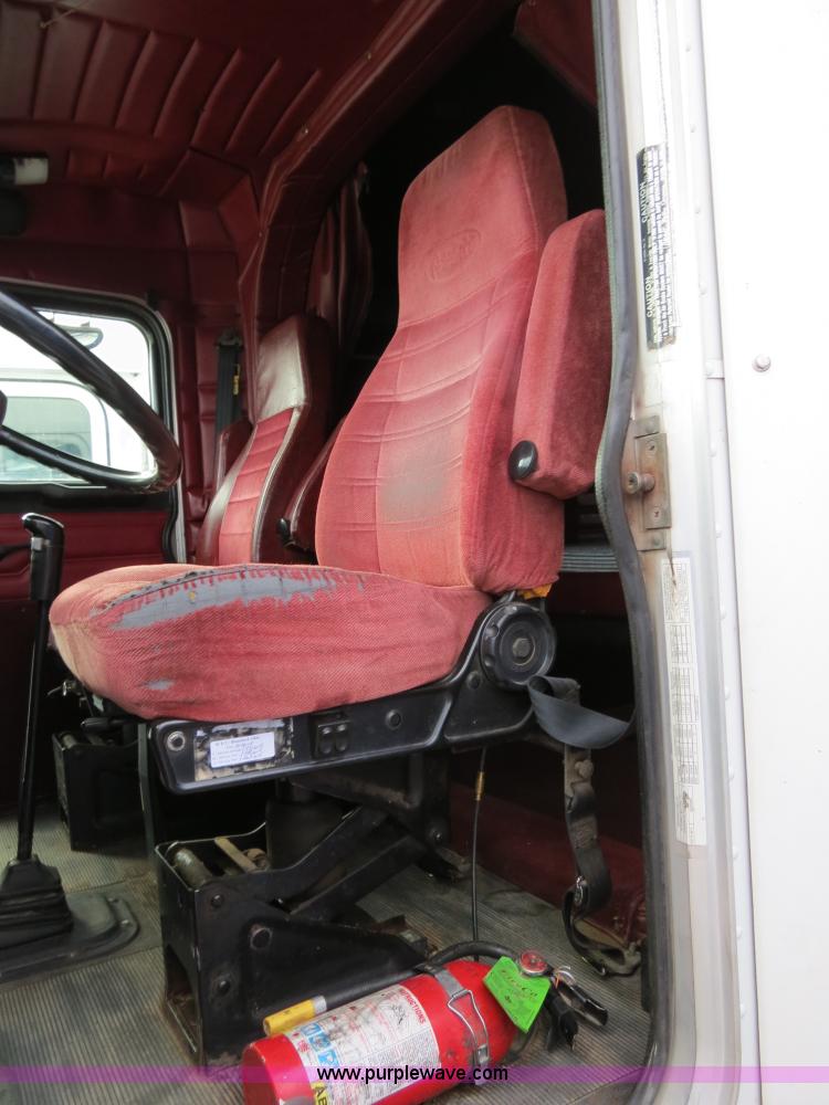 image for item B2495 1999 Peterbilt 377 semi truck