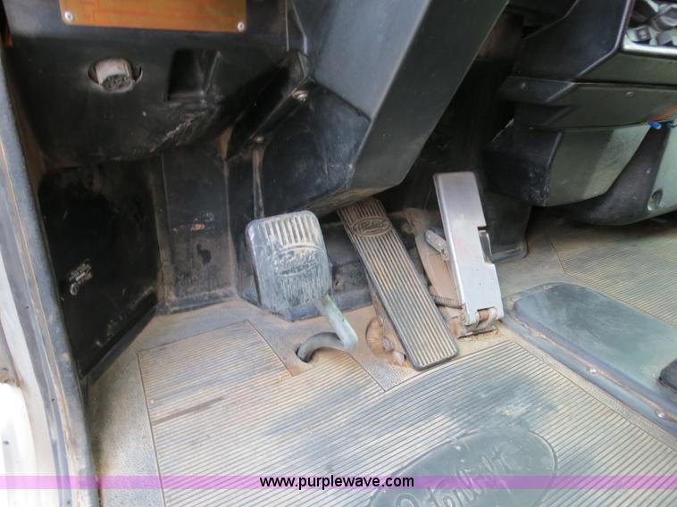 image for item B2495 1999 Peterbilt 377 semi truck