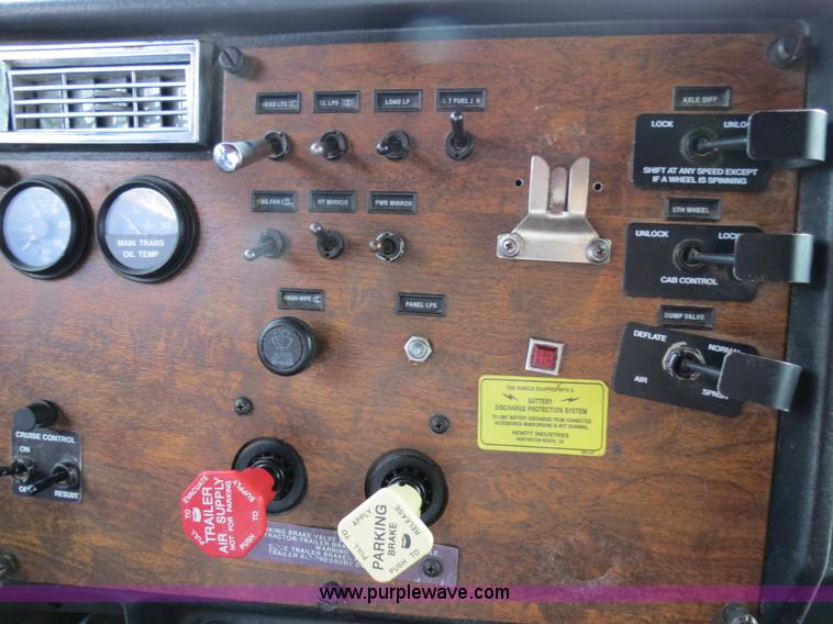 image for item B2495 1999 Peterbilt 377 semi truck