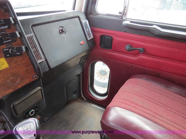 image for item B2495 1999 Peterbilt 377 semi truck