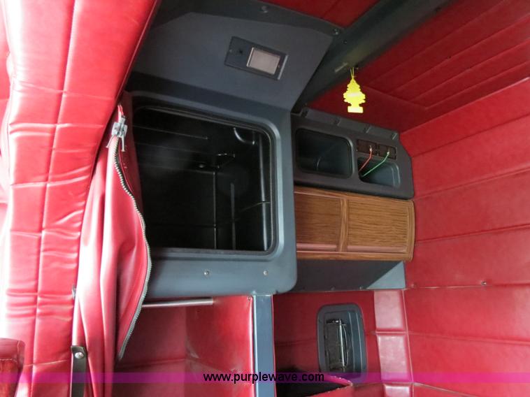 image for item B2495 1999 Peterbilt 377 semi truck