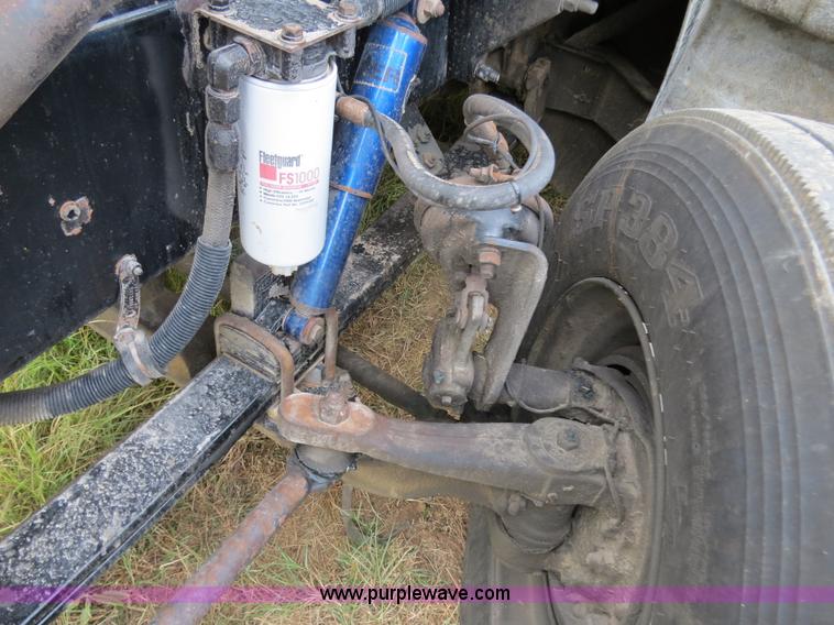 image for item B2495 1999 Peterbilt 377 semi truck