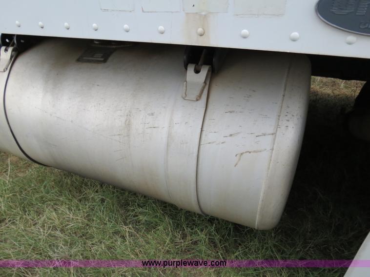 image for item B2495 1999 Peterbilt 377 semi truck