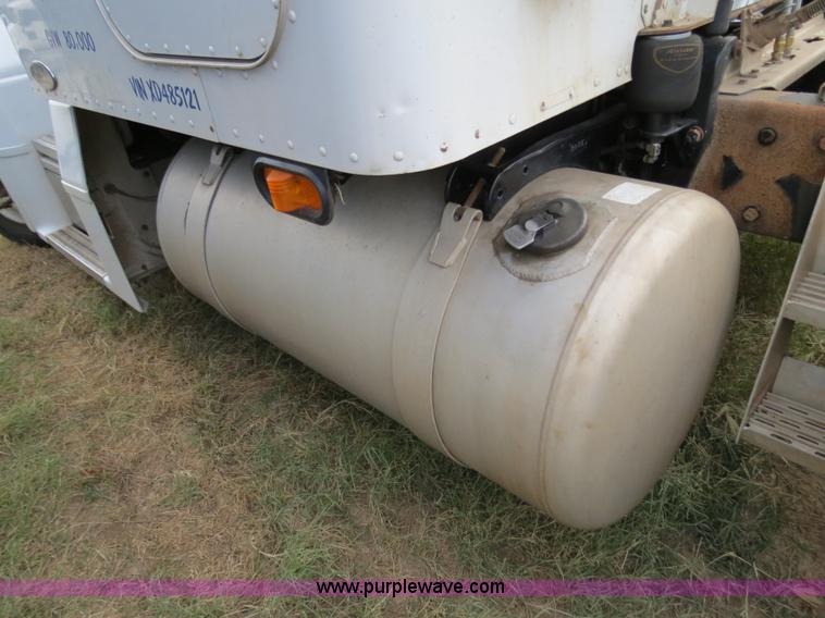 image for item B2495 1999 Peterbilt 377 semi truck