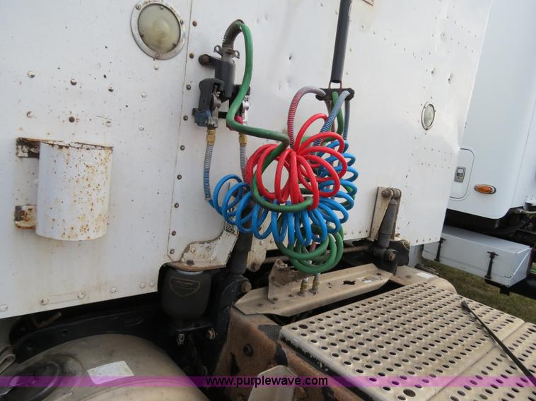 image for item B2495 1999 Peterbilt 377 semi truck