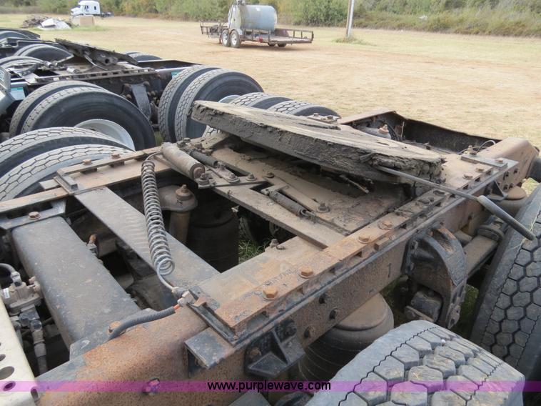 image for item B2495 1999 Peterbilt 377 semi truck