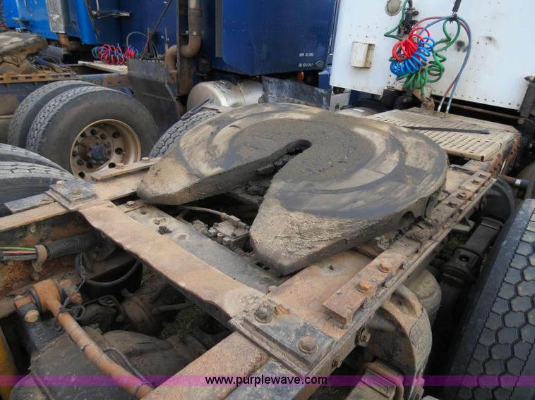 image for item B2495 1999 Peterbilt 377 semi truck