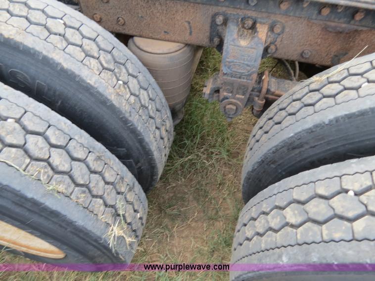 image for item B2495 1999 Peterbilt 377 semi truck