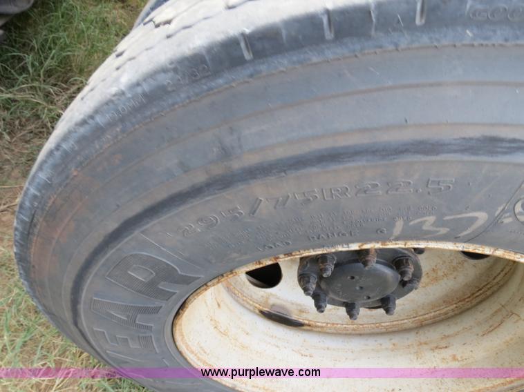 image for item B2495 1999 Peterbilt 377 semi truck