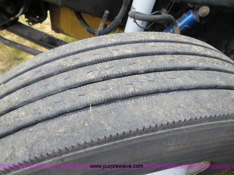 image for item B2495 1999 Peterbilt 377 semi truck