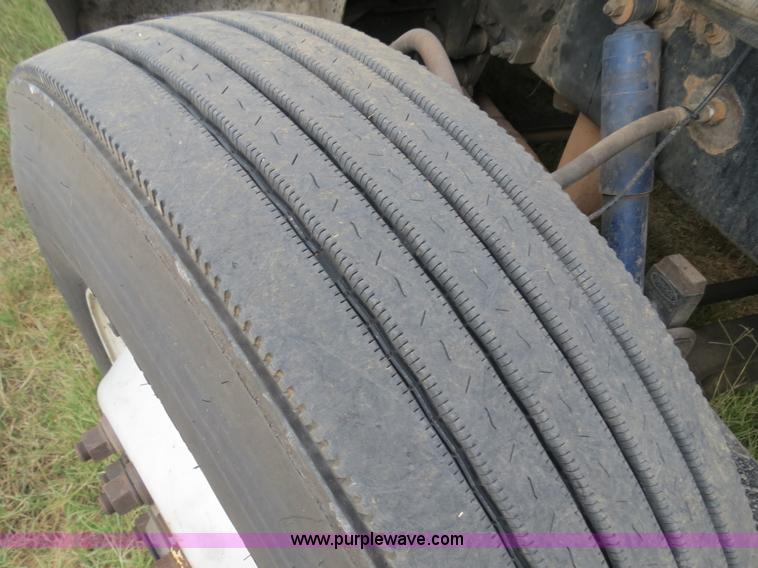 image for item B2495 1999 Peterbilt 377 semi truck