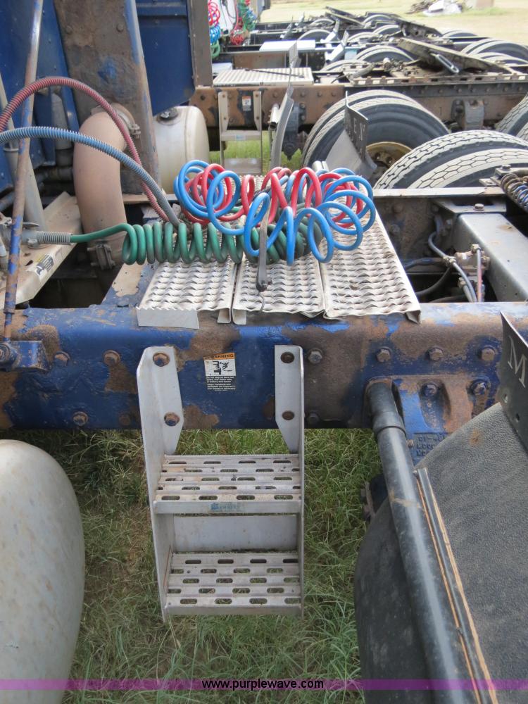 image for item B2496 1998 Peterbilt 377 semi truck