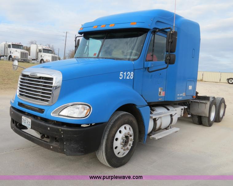 image for item B2497 2003 Freightliner Columbia semi truck