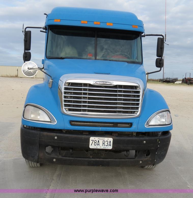 image for item B2497 2003 Freightliner Columbia semi truck